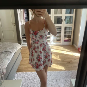 Klänning - Säljer denna sommarklänning för att den är lite för kort på mig som är 1,70💕 skriv privat för fler bilder!