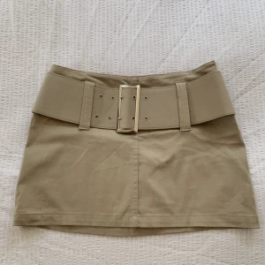 Mini kjol - Världens snyggaste minikjol med brett bälte i 00-tals stil! ✨⭐️ jag är 165 och den är ca 32 cm lång