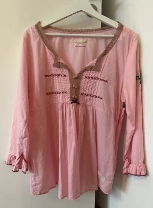 Odd Molly blus - Somrig rosa blus från Odd Molly. Mycket fint skick och bevarade färger. Storlek 4.