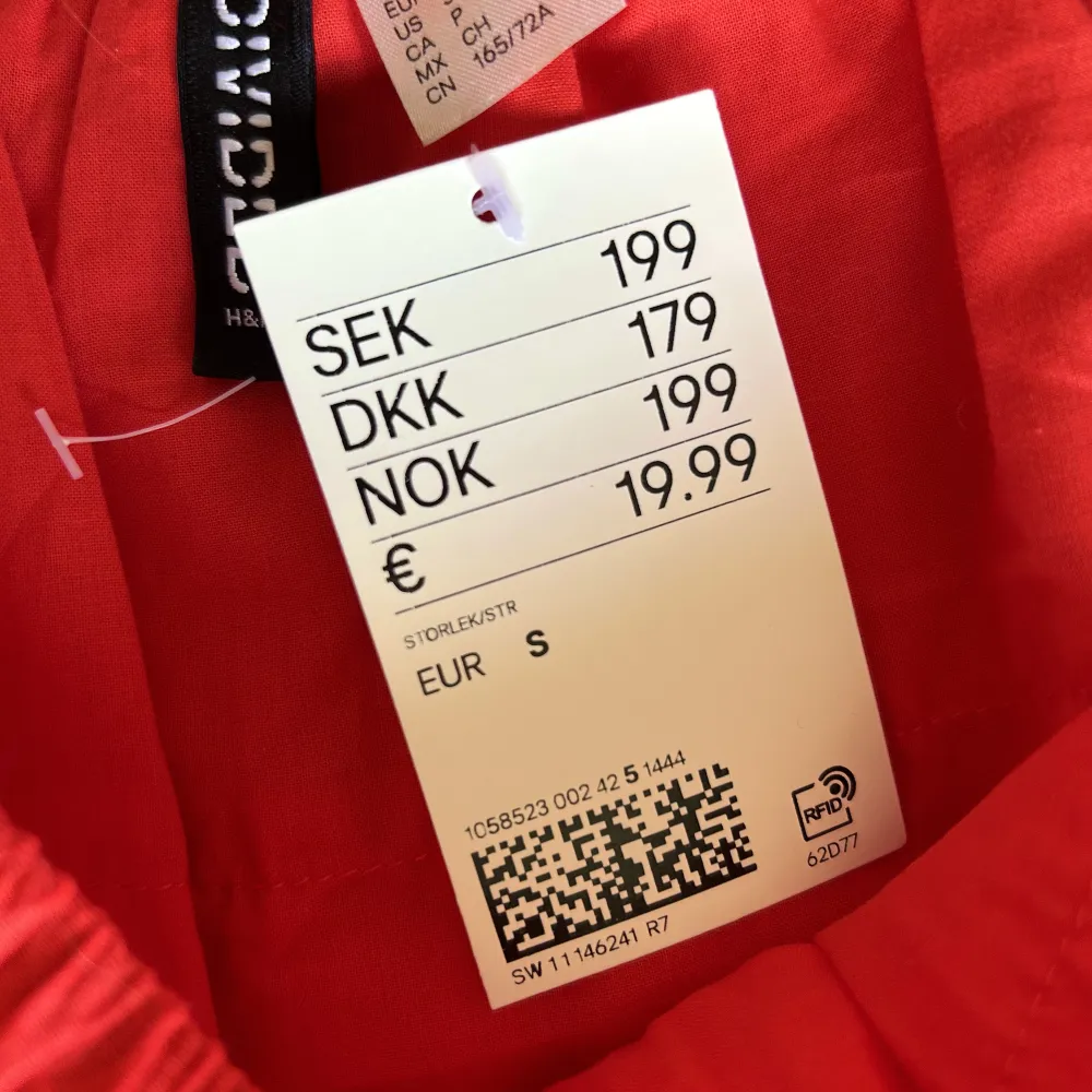 Super fin röd kjol från H&M som tyvärr inte kommer till användning. Helt oanvänd med lappen kvar. Säljer för 110+frakt (köpt för 199+frakt). Kjolar.