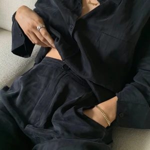 Djerf Avenue On The Go Ash pants - Djerf Avenue byxor, tunna och perfekta till sommaren! Sparsamt använda då jag hade önskat en mer oversize fit, trots att de är min storlek och passar ”rätt”. Jag står för frakten 📦 därav endast swish som betalningsmedel 💞