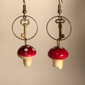 Svamp örhängen🍄 - Örhängen med svampar och nycklar🌱 Handgjorda! Har ett litet hack på botten säljer därför billigare⭐️ Helar ca 6cm 