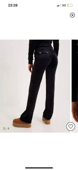 Juicy couture - Säljer nu mina älskade juicy couture mjukisbyxor. Det är väll andvända och ena knappen på fickan har ramlat av💕