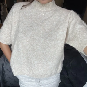 Mysig tröja  - Säljer en supermysig tröja💓 Tröjan är i väldig bra skick. Från: Stockhlm