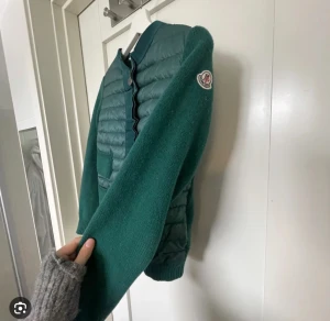 Moncler cardigan  - Intressekoll på min jättefina moncler cardigan, köpt här på Plick men äkthetsbevis finns❤️ (lånade bilder) 