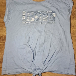 Ljus blå t-shirt - Ljus blå t-shirt med texten "hope bright future" i storlek 158/164