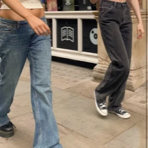 Brandy Melville jeans - Säljer ju ett par jeans från brandy Melville i modellen Brielle 90’s. Små slitningar längst ner på byxorna. Storlek S☺️