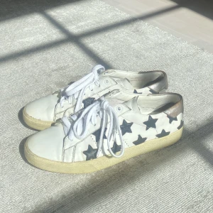 Saint Laurent Court Classic SL/06 Sneakers - Sneakers från YSL i storlek 40,5! Snygga på både killar och tjejer :) Säljer för 2000 pga skicket. Ser inte så slitna ut på utsidan men ganska slitna på insidan. Inget som känns av dock. Pris kan diskuteras