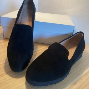 Mocka skor - Skor i mocka från footlight. Har endast används en gång. Nypris för 1400.