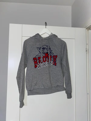 Hoddie - En hoddie med tryck på framsidan! 