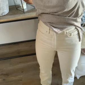 Vita jeans  - Vita högmidjade jeans från Weekday! Dom är krämvita i färgen. Sitter väldigt fint på!💓💓nypris - 500kr säljer för 150kr☺️