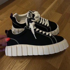 Eytys Odessa NYA - Helt nya skor från Eytys i modellen Odessa.  Storlek 38 unisex. Säljer då dem var för små för mig och rätten till retur har passerat.  Möts upp eller fraktar och då står köparen för frakten! Kartong finns att få med 