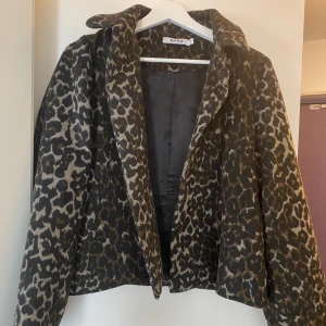 Jacka leopard - Fin jacka i leopard från NA-KD. Strl M