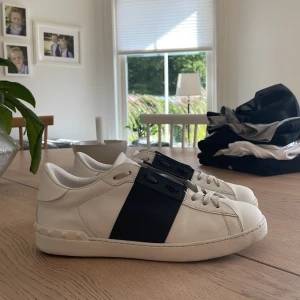 Valentino Open Sneakers - Ett par valentino open som jag har köpt här på plick. Vill bli av med de för att de är lite för stora för mig. Box och dustbag medföljes. Allt OG finns. äkthet avgörs själv. skicka ett meddelande om du har frågor🤗