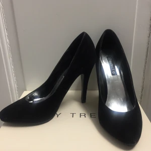 Pumps - Klassiska svarta pumps Jätte sköna Använt bara en gång inomhus, har ett litet märke på klacken Storlek 37  Kom med bud 