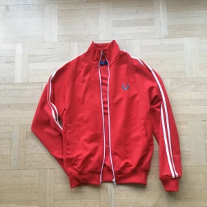 Fred Perry tröja - Röd fred Perry tröja Storlek XS, passar S