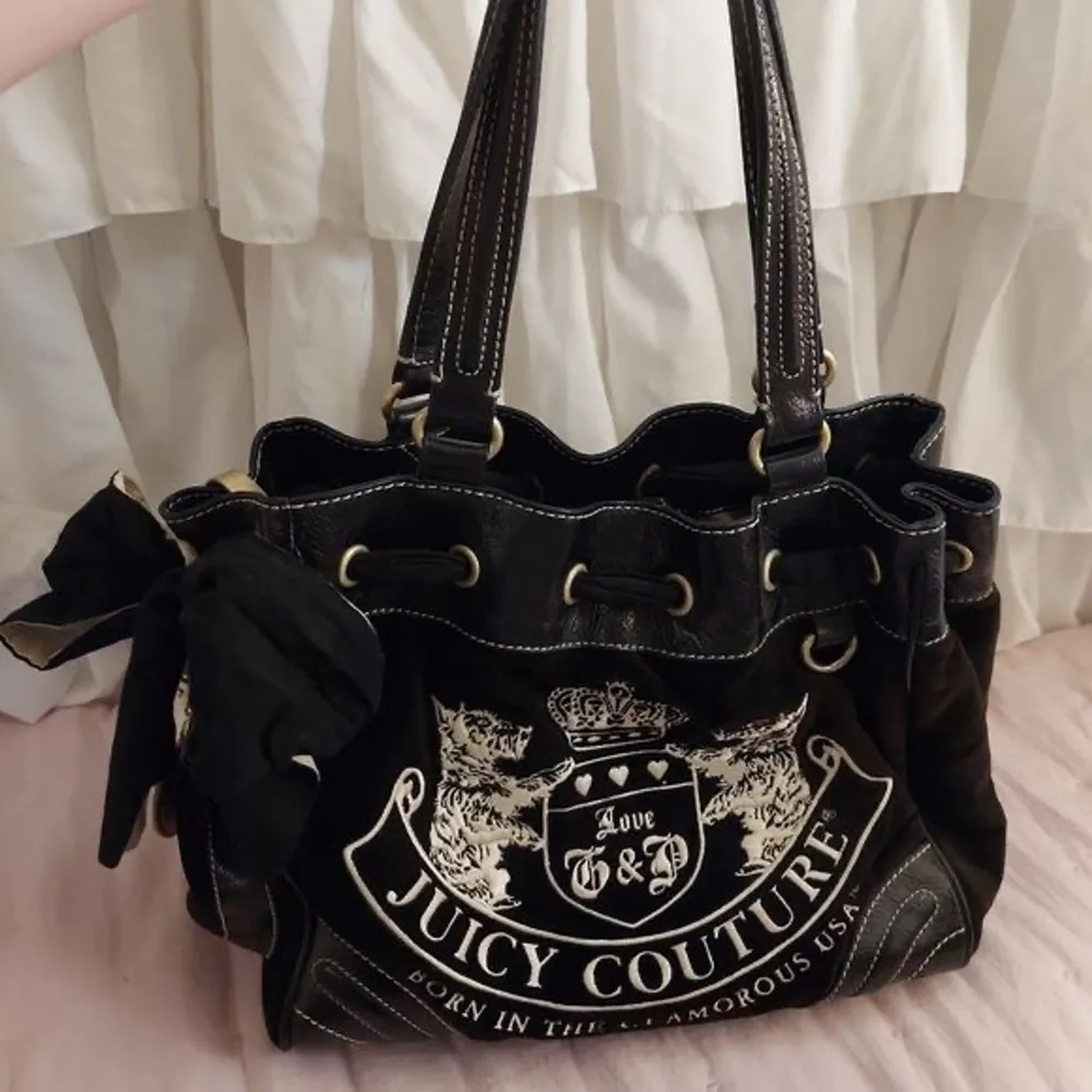 Söker en svart juicy couture väska som den på bilden! Hör av dig till mig om du har en liknande :) . Väskor.