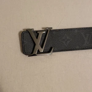 Louis Vuitton bälte reversible - Reversible Louis Vuitton bälte. Storlek 140. Bra skick, nypris 4650kr köpt på Louise Vuitton i Stockholm.  Kvitto, box och påse finns. 