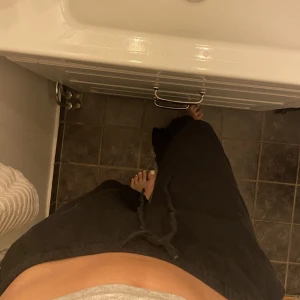 Svarta linnebyxor - Skit snygga svarta linnebyxor som tyvärr är för korta för mig 😩Dem har en lågmidjad passform med fickor framtill och är på gränsvis för korta på mig som är 1,76 💓 Använda ett fåtal gånger, frakt tillkommer!