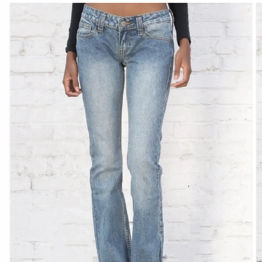 Säljer dessa snygga lågmidjade jeans då jag har ettors liknande redan. . Jeans & Byxor.