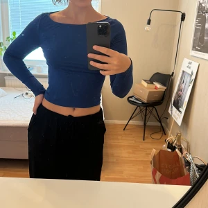 Tröja  - Skims inspirerad tröja från NA-KD i en jätte fin blå färg, använd fåtal gånger å skicket är jätte fint. Säljer för jag inte känner att jag passar i färgen tyvärr.