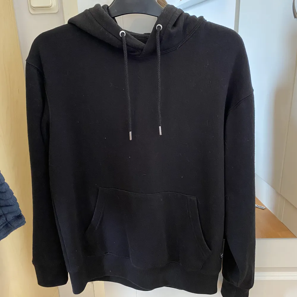 Säljer denna supersköna svarta hoodie i bomull! . Tröjor & Koftor.