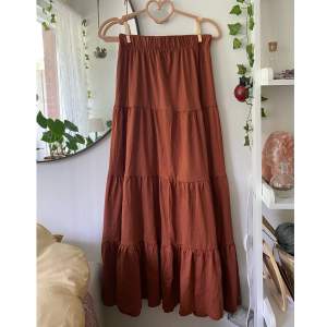 Säljer denna superfina rostfärgade/brons-orange-bruna kjolen från ONLY i storlek XS. Väldigt fint skick, och nästan helt oanvänd. Lapparna är tyvärr bortklippta dock ✨skriv om du har frågor :)