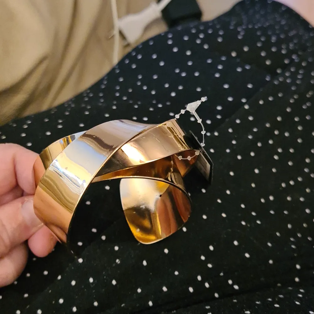 Ett nytt oanvänt armband säker ny ägare. Märke Montini. Lite ovanlig stil. Accessoarer.
