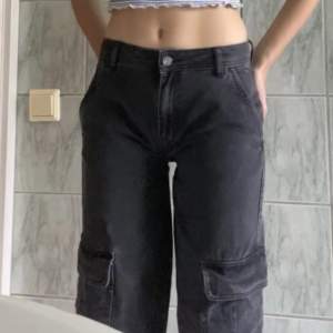Low waisted svarta cargo jeans skirt Privat för fler bilder o info om längd! inerbennslängd är79cm