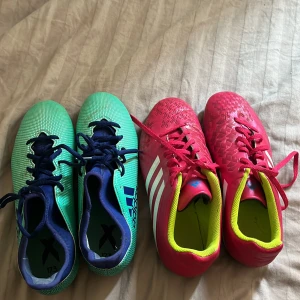Fotbolls skor Adidas  - knappt använd ända fotbollsskor 100kr/ st, 130kr för båda + frakt  rosa storlek 39 gröna storlek 39 adidas märke. 
