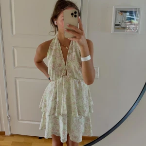 Klänning  - Jätte vacker klänning ifrån Gina med volanger, den går att knyta på två olika sett där fram. Använd Max 3 gånger💚🩷🤍