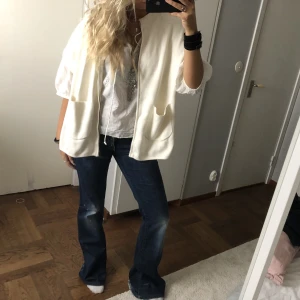 Kofta med dragkedja - Så snygg västliknande overshirt/kofta. Storlek 156/164 i barn men stor i storleken så sitter oversized på mig som brukar ha s/m. Frakt ingår inte