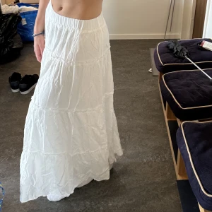 Vit maxi kjol - Helt ny maxi kjol från shein storlek M. Jätteskön och lätt att röra sig i!