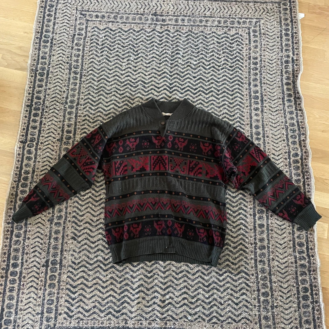 Stickad tröja med mönster