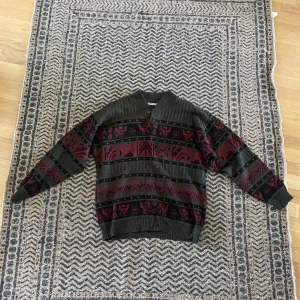 Stickad tröja med mönster - Storlek: M (M), köpt på Second Hand. Den är i bra skick och är bekväm stt ha på.
