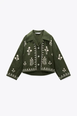 Zara jacka  - Tunn grön sommarjacka med vita broderier från zara, jätte bra skick. Strl L sitter oversize o fint på mig som är en XS-S men passar nog allt från XS-L beroende på hur man vill att den ska sitta💚💚