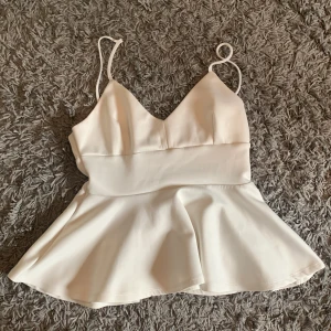 Söt linne - Ett vitt gulligt linne från Gina Tricot. Säljes pga ej användning. 