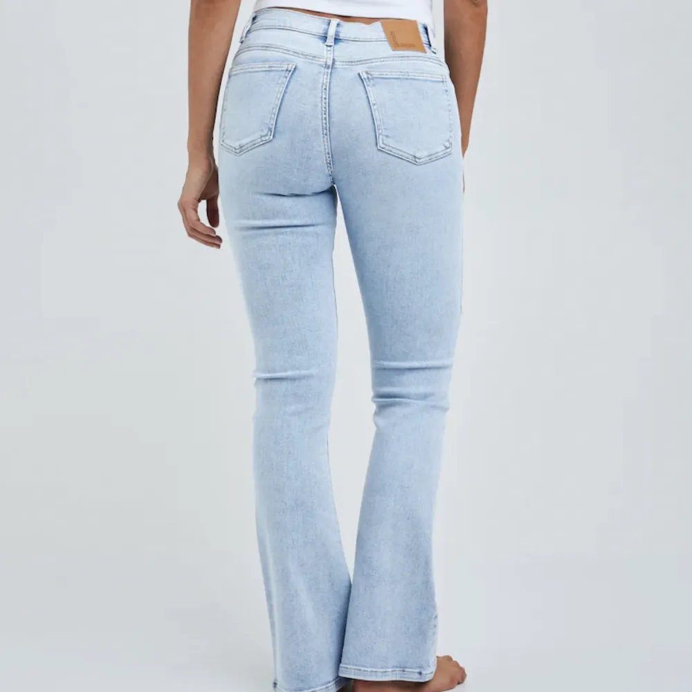 Ljusblå lågmidjade Flare jeans från BIKBOK i storlek S/33. ”Low flare 520 jeans”. Aldrig använda så perfekt skick! Nypris 599kr, mitt pris 300kr. Skriv för fler bilder! Säljer eftersom för korta på mig 💞🫶🏼. Jeans & Byxor.