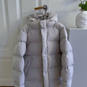 Jacka från Elvine - Oanvänd herrjackor från Elvine i storlek Medium. Nypris: 3499kr. Färg: Beige 