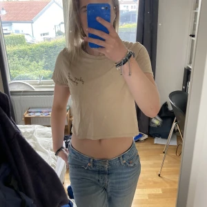 Beige t-shirt - Säljer denna söta beiga t-shirt från monki. 