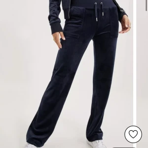 Juciy byxor nightsky - Säljer mina mörk blå juciy pågrund av att dom blivit för stora och dom silvriga grejerna på snörningen har låstnat därför de billiga priset, skriv till mig för flera bilder! :) priser kan diskuteras 