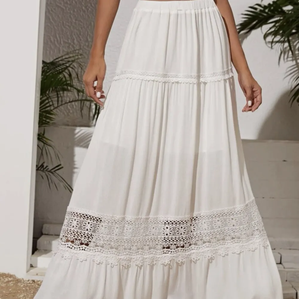 Säljer denna långa vita kjolen. Aldrig använd och köpare står för frakten💕. Kjolar.