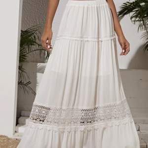 Säljer denna långa vita kjolen. Aldrig använd och köpare står för frakten💕