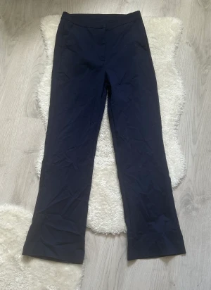 Kostym byxor  - Blåa kostym byxor från märket Stories, skulle säga att dem är mod rise/högmidjade. 