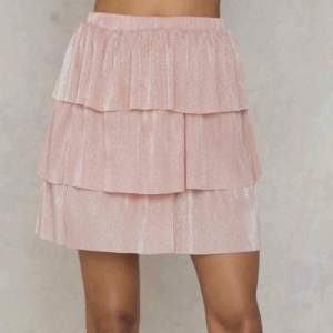 Supersöt rosa glittrig kjol från ”NA-KD” i storlek M. Kostade 499kr på hemsidan (finns inte att köpa längre). Nyskick aldrig använd, tyvärr är lappen borttagen. Säljer pga blir aldrig använd. Köparen betalar frakten 🫶🏼