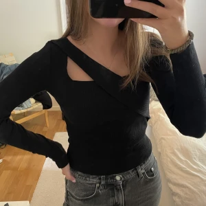 Festtopp - Långärmad festtopp med cut out från NA-KD, storlek S. Frakt tillkommer