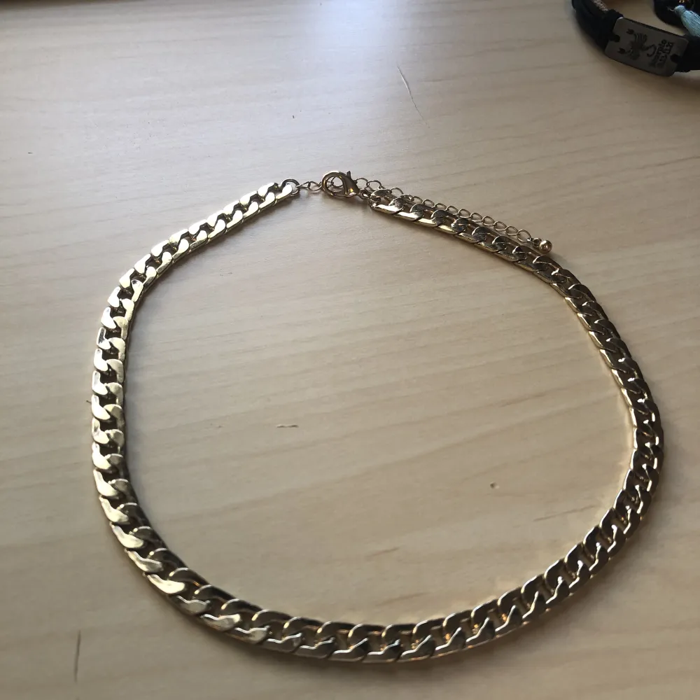 6mm tjock, platt (cuban). Ej äkta guld. 40cm men går att justera. Ej använd.. Accessoarer.