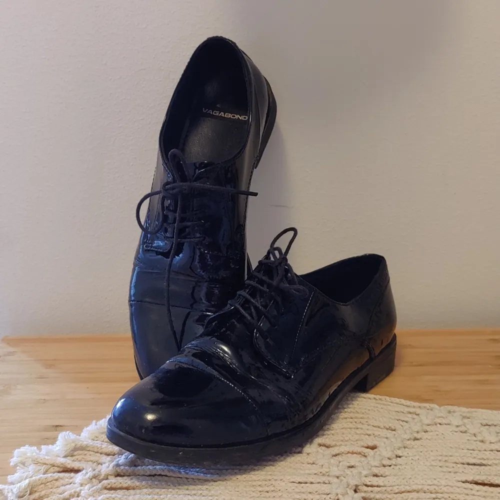 Glansiga svarta skor i storlek 37, Vagabond . Skor.