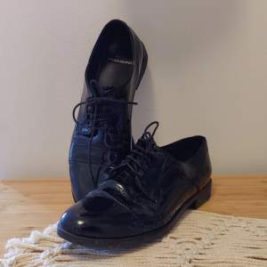 Glansiga svarta skor i storlek 37, Vagabond 