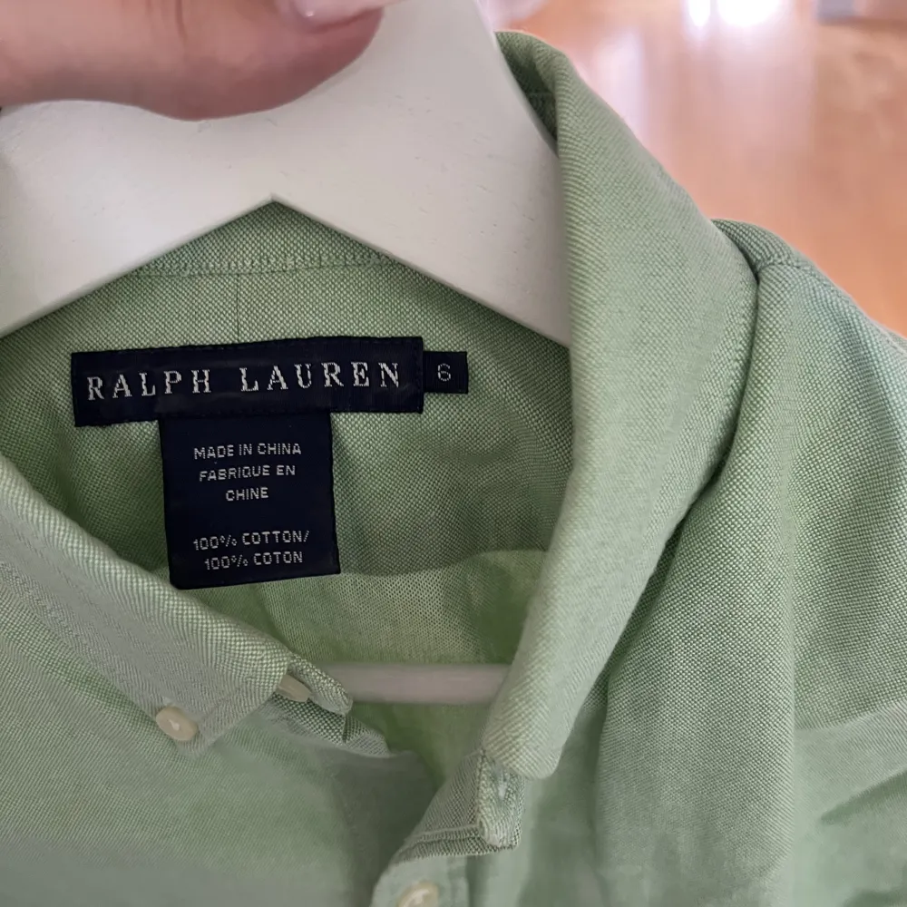 Härlig grön skjorta från Ralph lauren i fint skick. Stl 6, S/M. Skjortor.